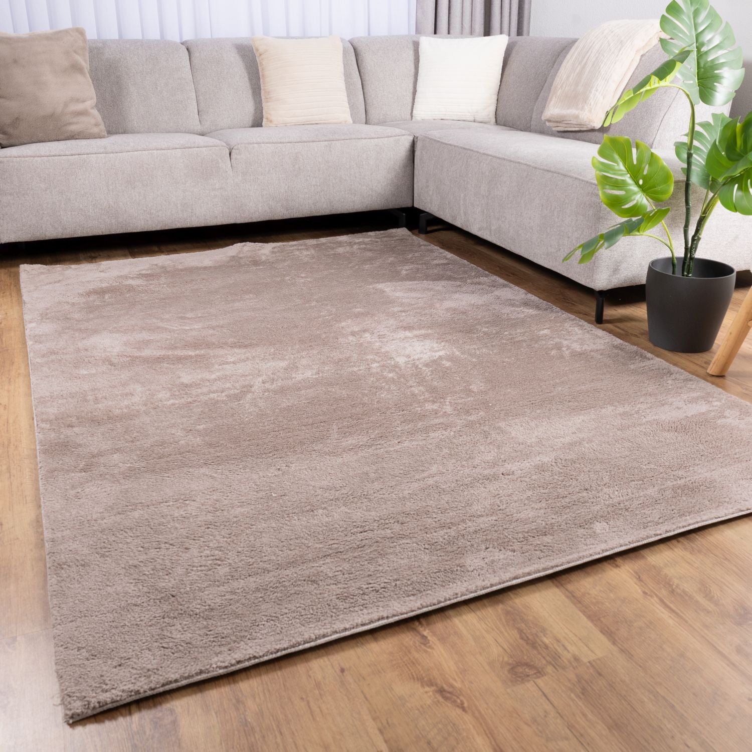 Taupe Tapijt Wasbaar Laagpolig Vloerkleed met Anti Slip Omid Soft Comfort Wasbaar op 30° - Omid Carpets