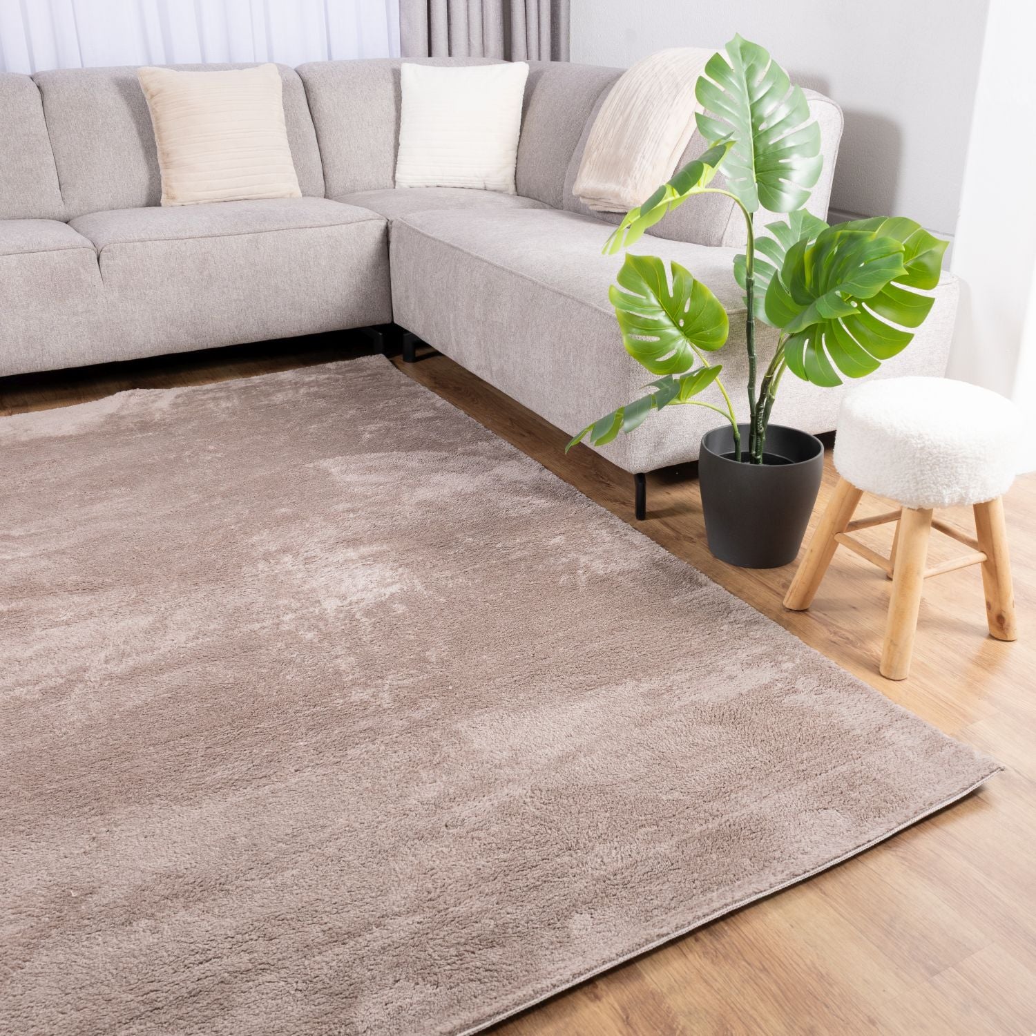 Taupe Tapijt Wasbaar Laagpolig Vloerkleed met Anti Slip Omid Soft Comfort Wasbaar op 30° - Omid Carpets