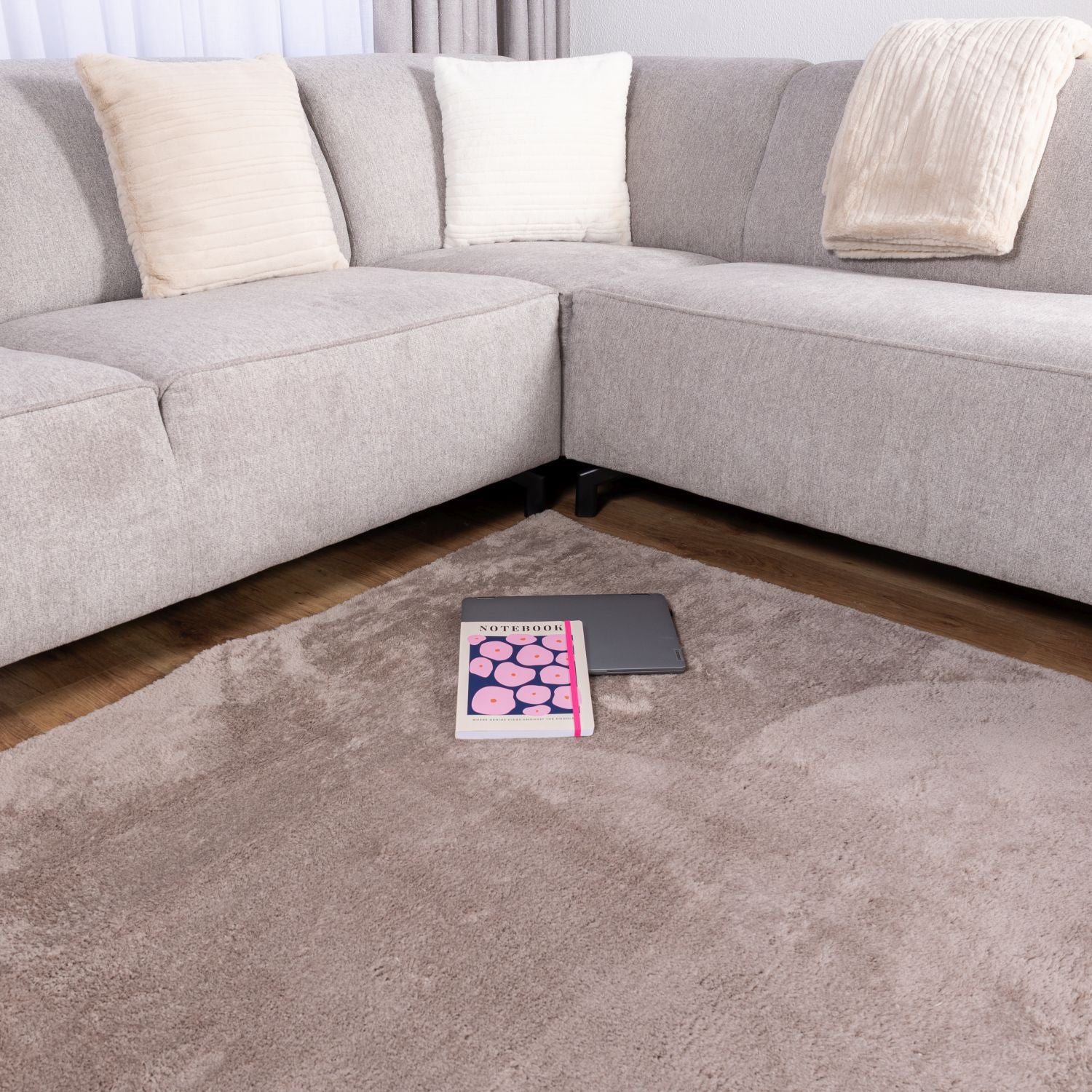 Taupe Tapijt Wasbaar Laagpolig Vloerkleed met Anti Slip Omid Soft Comfort Wasbaar op 30° - Omid Carpets