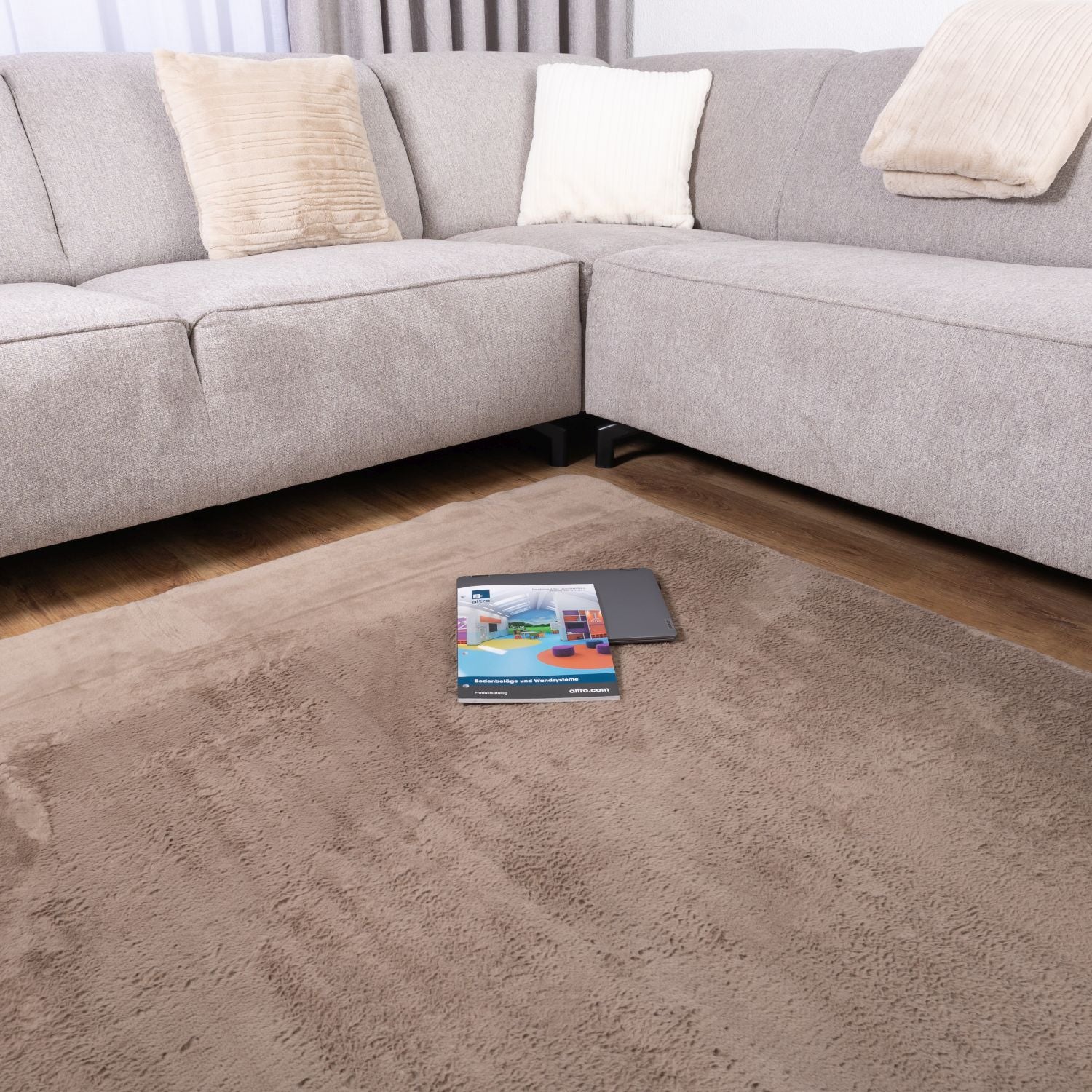 Taupe Tapijt Laagpolig Vloerkleed Omid Thin Fluffy