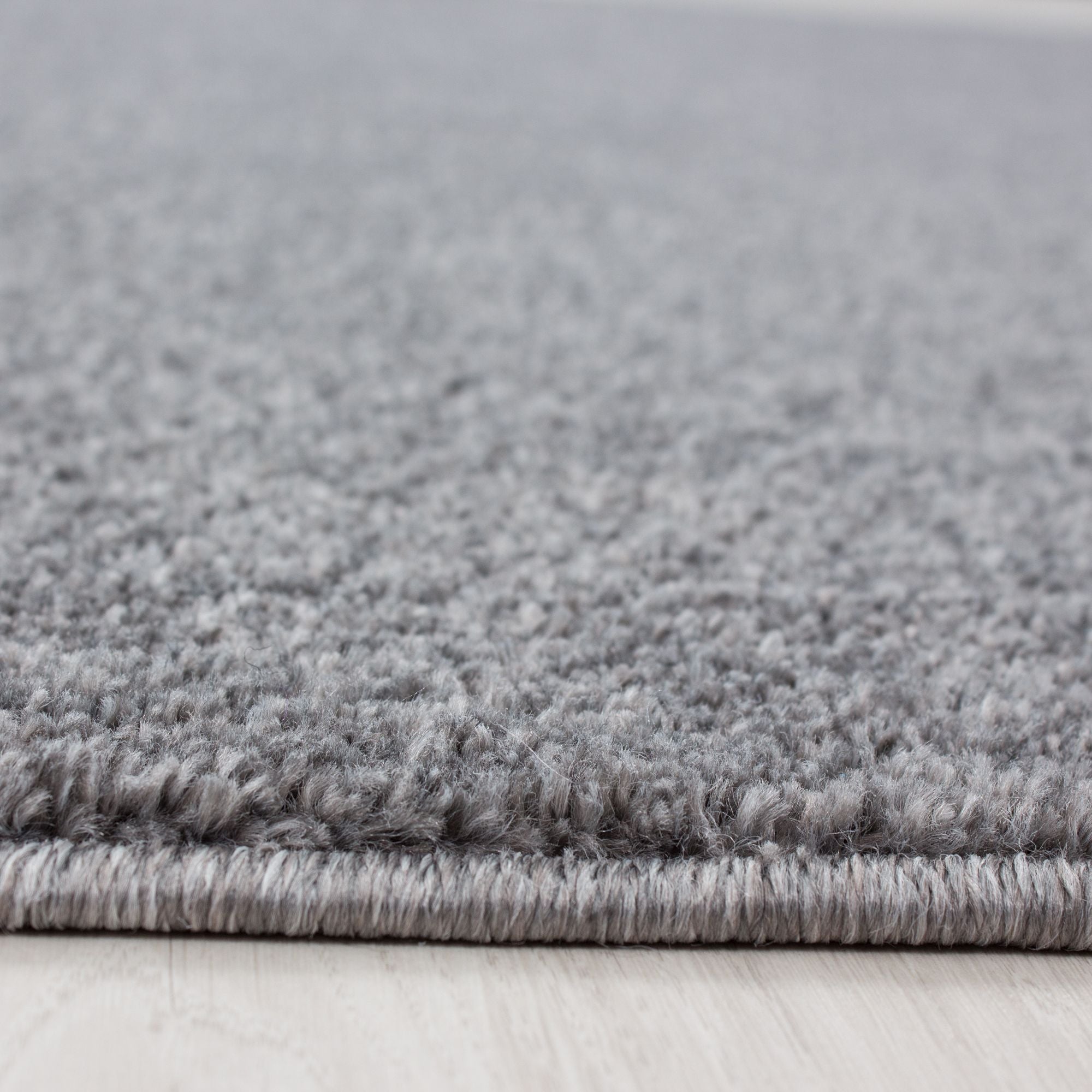 Lichtgrijs Laagpolig Vloerkleed Omid Velvet Touch Collection.