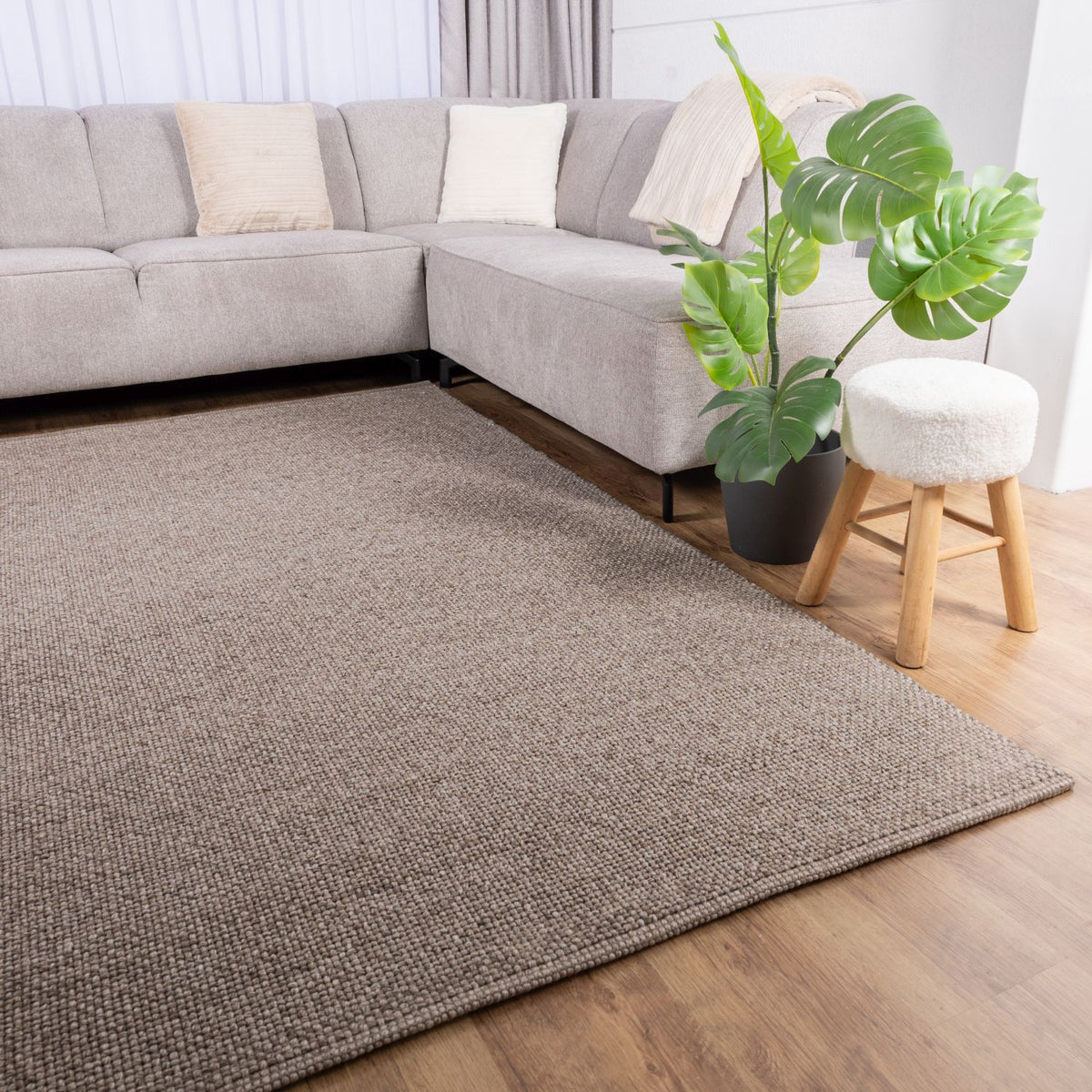 Handgewebter Wollteppich mit kurzem Flor Omid Wool