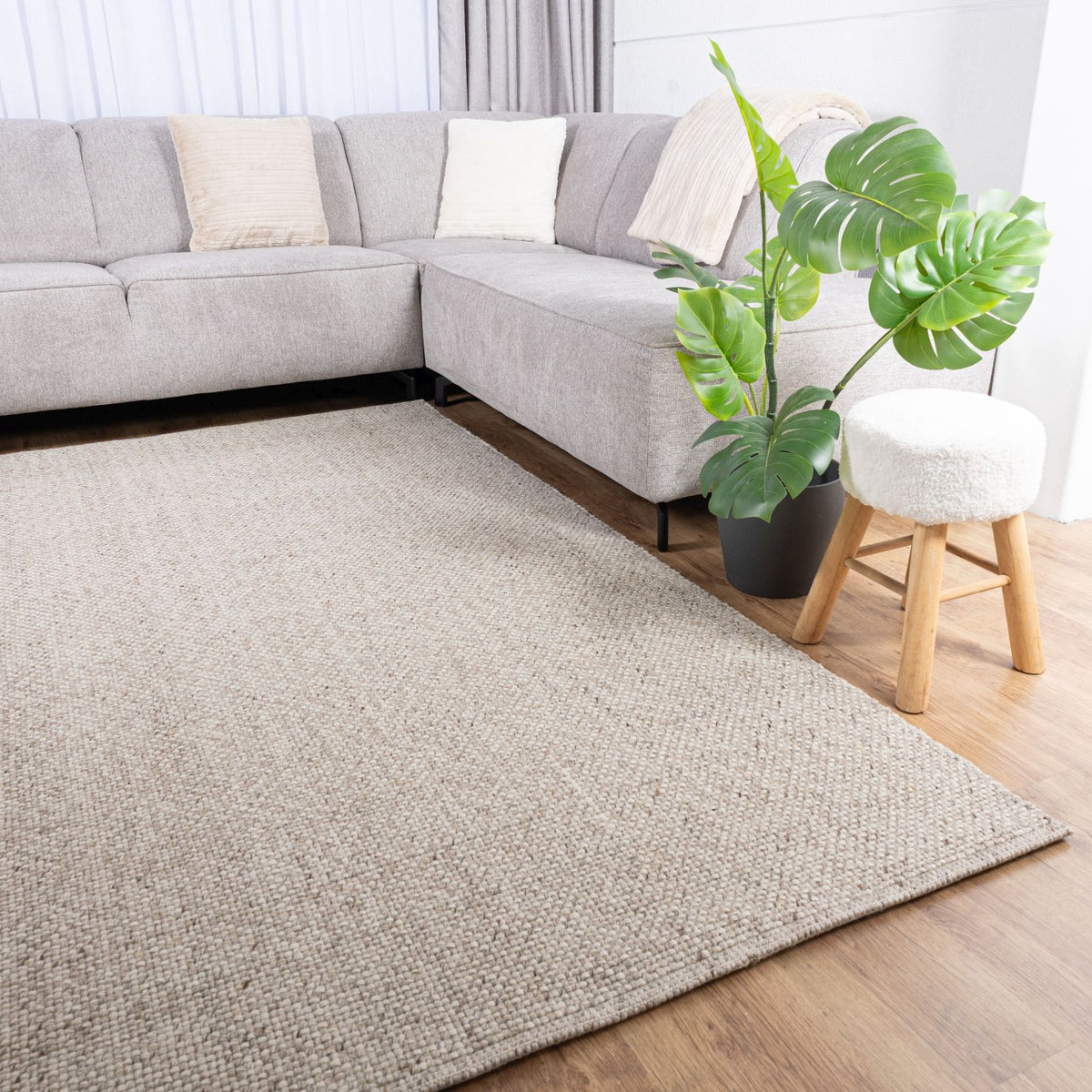 Handgewebter beiger Wollteppich, Kurzflor-Teppich Omid Wool