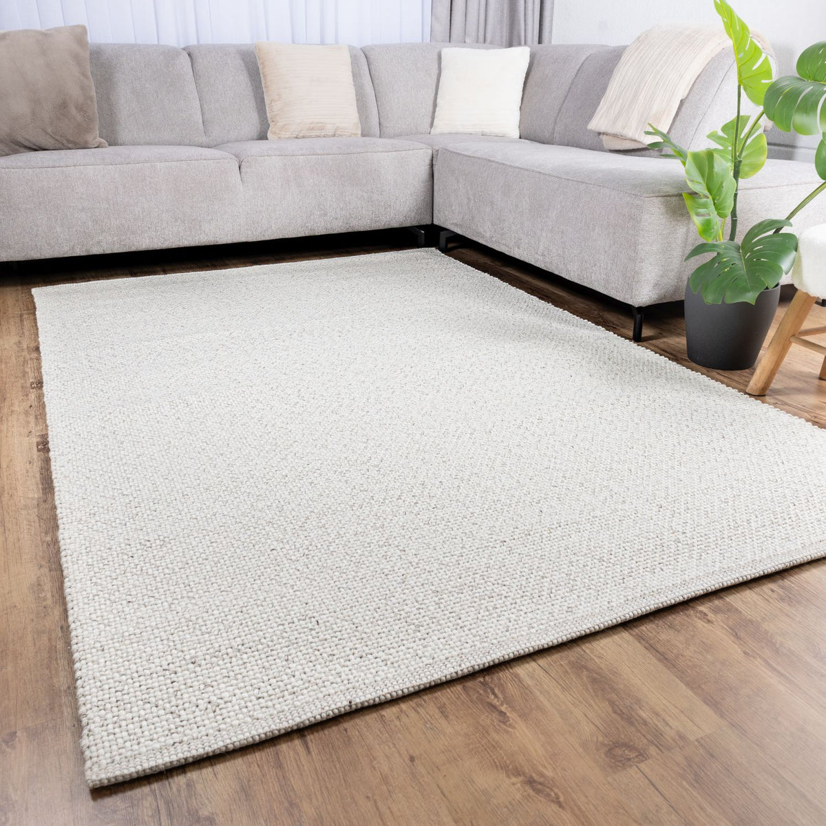 Handgewebter Wollteppich mit kurzem Flor Omid Wool