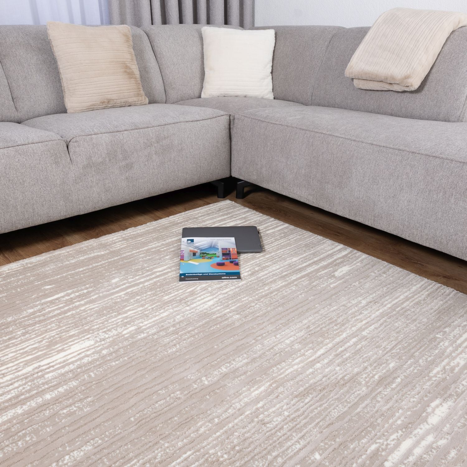 Beige Tapijt Zacht Hoogpolig Vloerkleed Omid Mono Lux