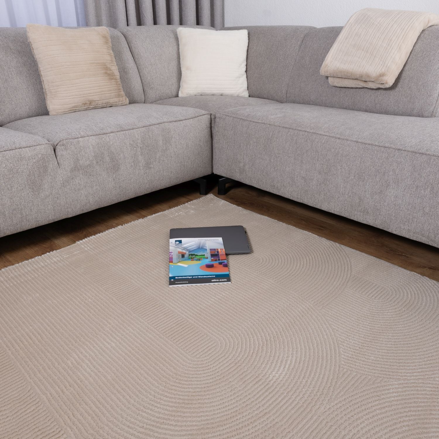 Beige Tapijt Kwalitatief Laagpolig Vloerkleed Omid Premium Touch 3D Toon op Toon Japandi Stijl