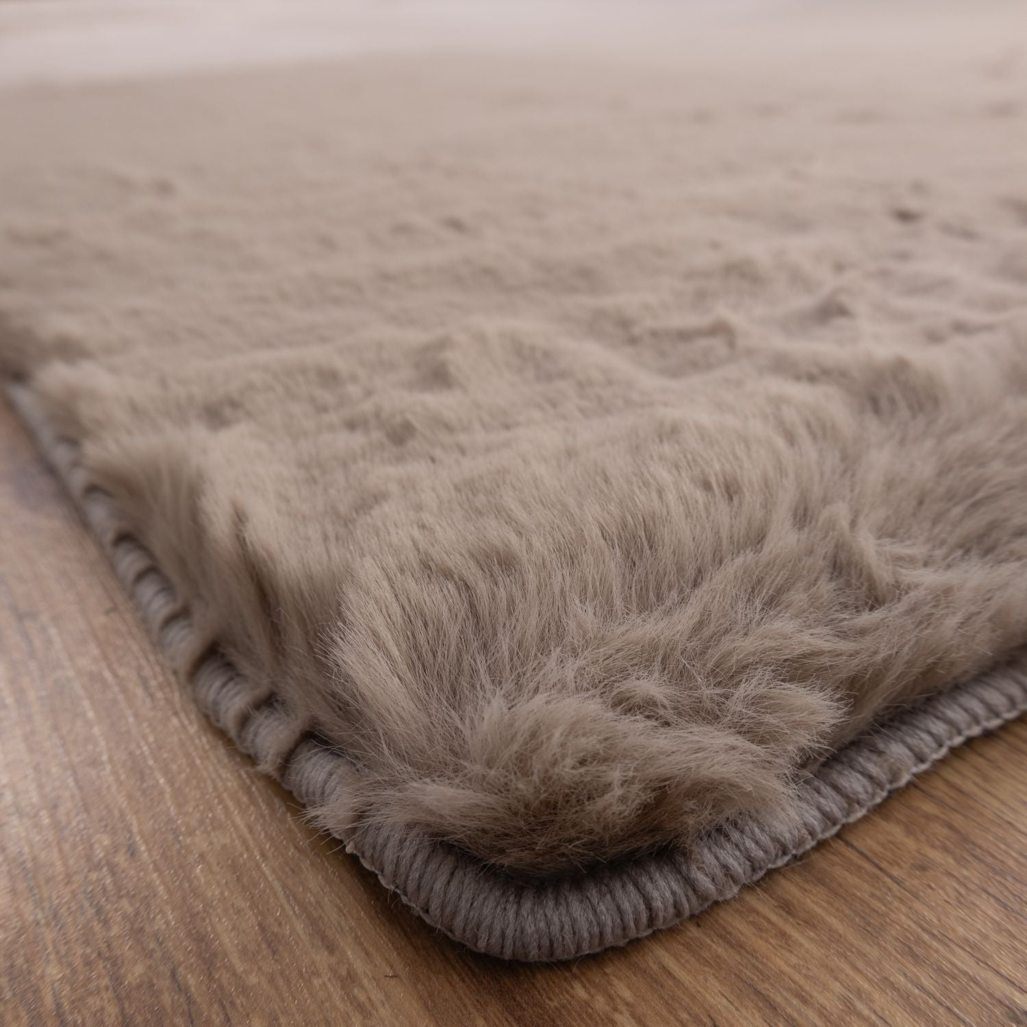 Taupe Tapijt Zacht Hoogpolig Vloerkleed Omid Extra Fluffy