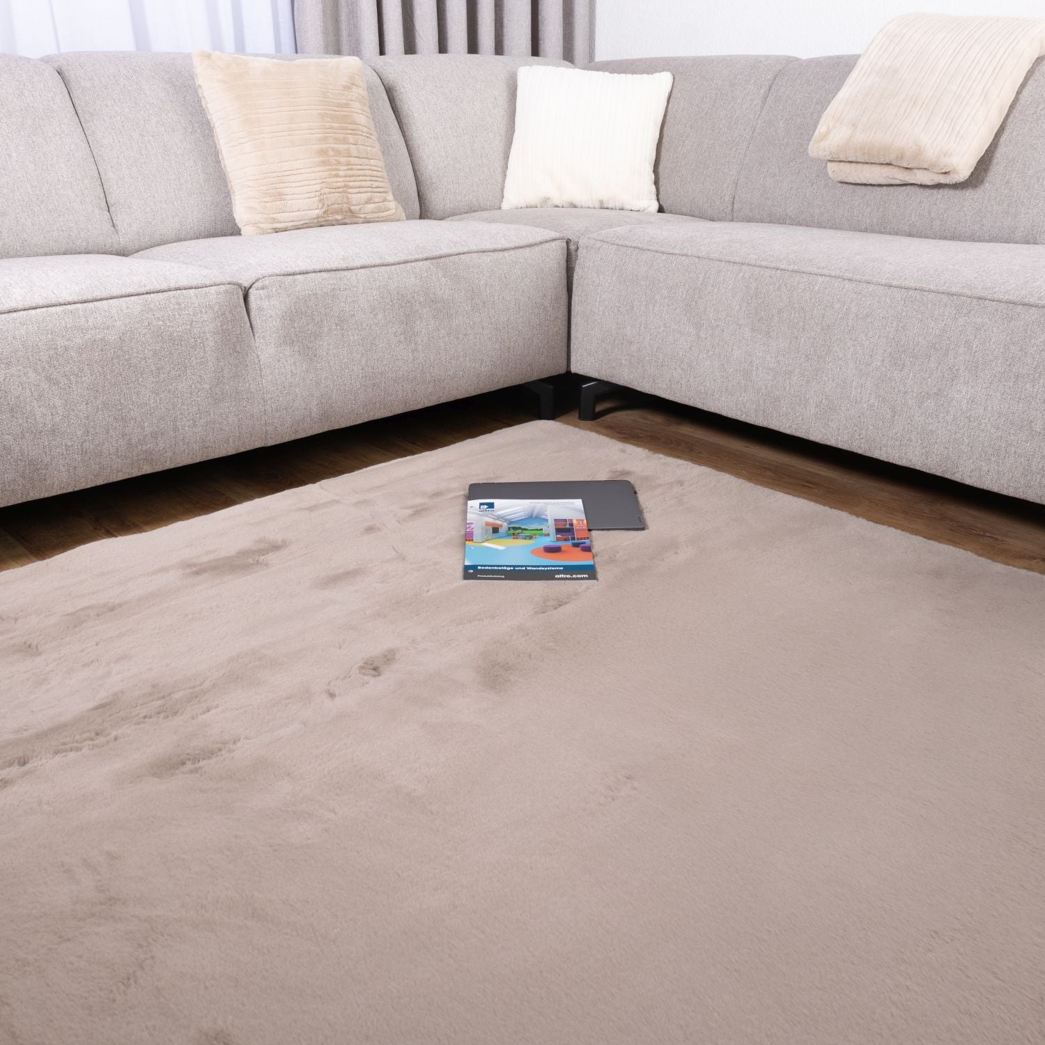 Taupe Tapijt Zacht Hoogpolig Vloerkleed Omid Extra Fluffy