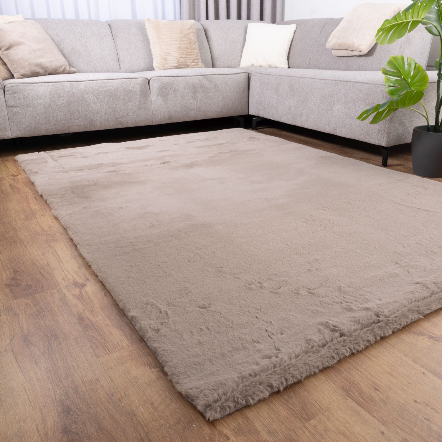 Taupe Tapijt Zacht Hoogpolig Vloerkleed Omid Extra Fluffy