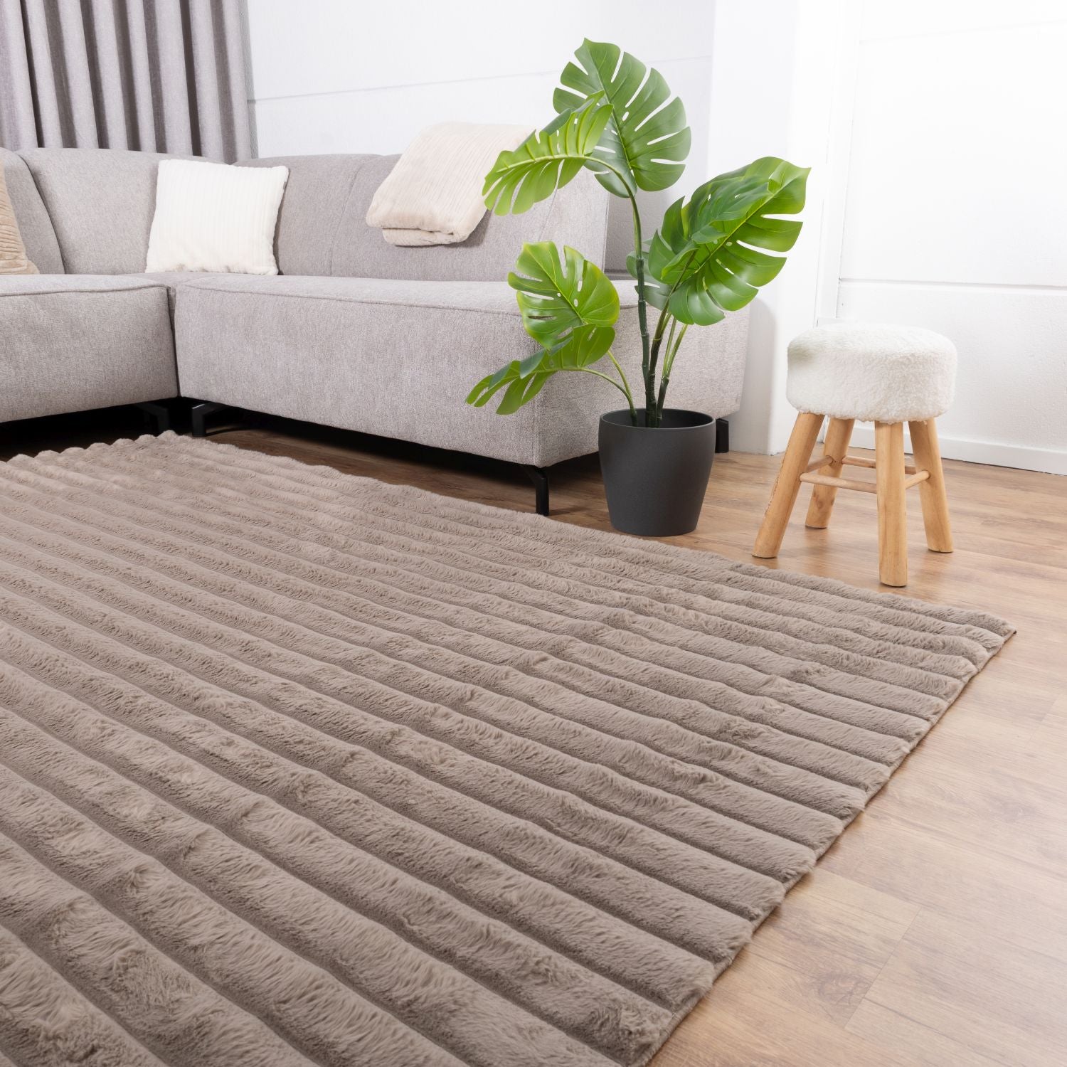Taupe Tapijt Zacht Hoogpolig Vloerkleed Omid Stripe