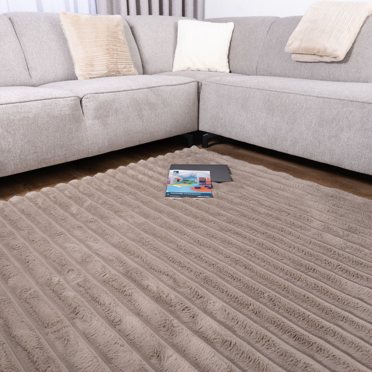 Taupe Tapijt Zacht Hoogpolig Vloerkleed Omid Stripe