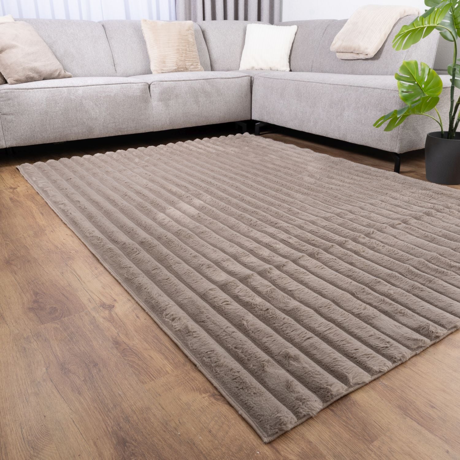 Taupe Tapijt Zacht Hoogpolig Vloerkleed Omid Stripe