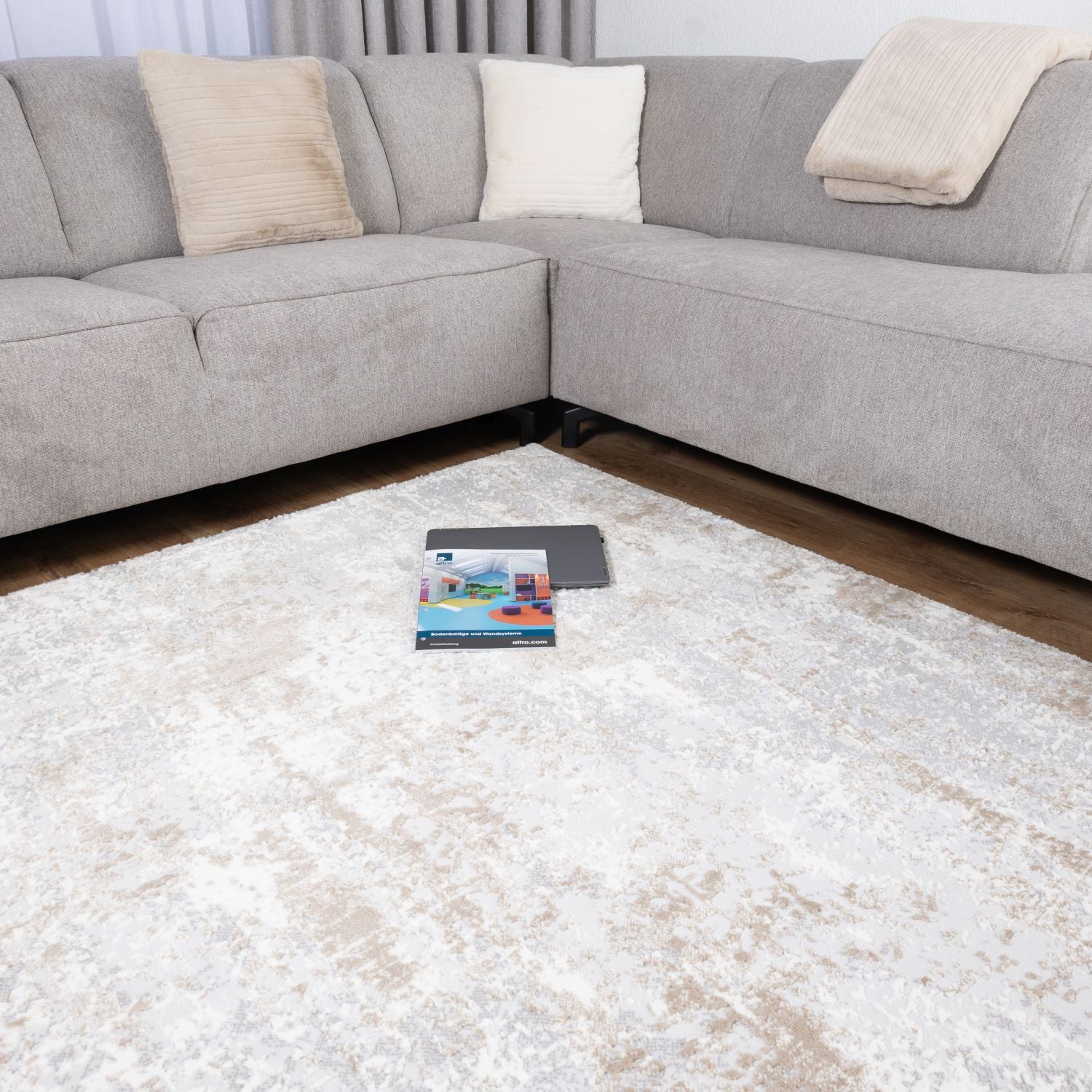 Beige Tapijt Laagpolig Vloerkleed Omid Abstract World