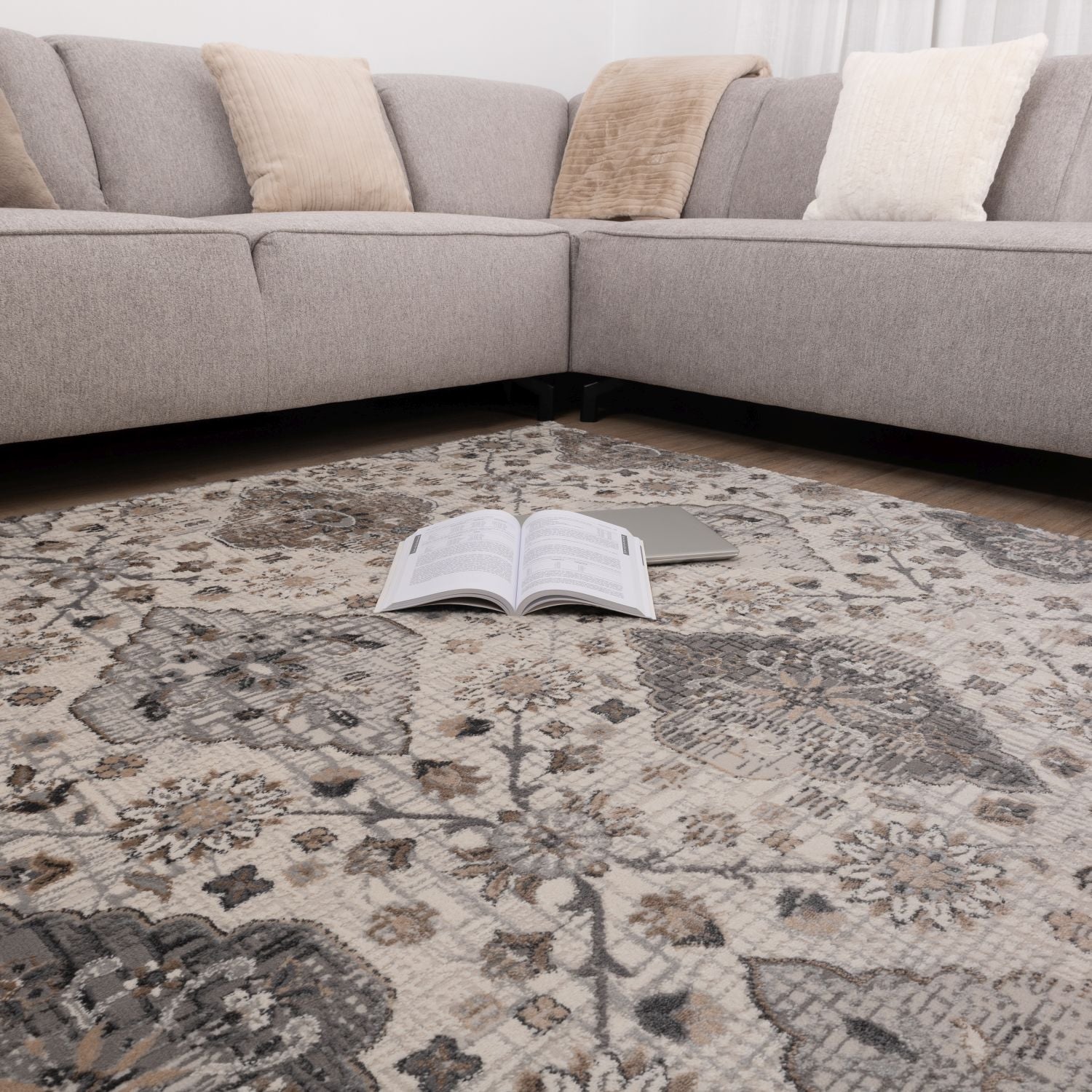 Beige met Grijs Tapijt Bloemen Design Laagpolig Vloerkleed Omid Impressive