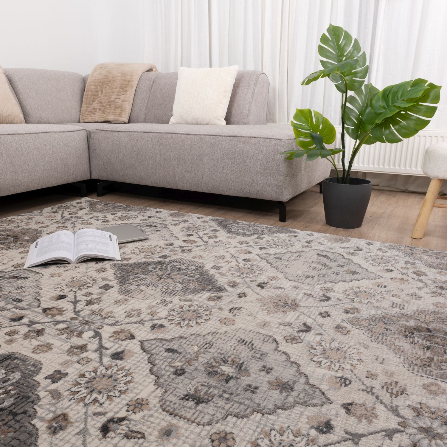 Beige met Grijs Tapijt Bloemen Design Laagpolig Vloerkleed Omid Impressive