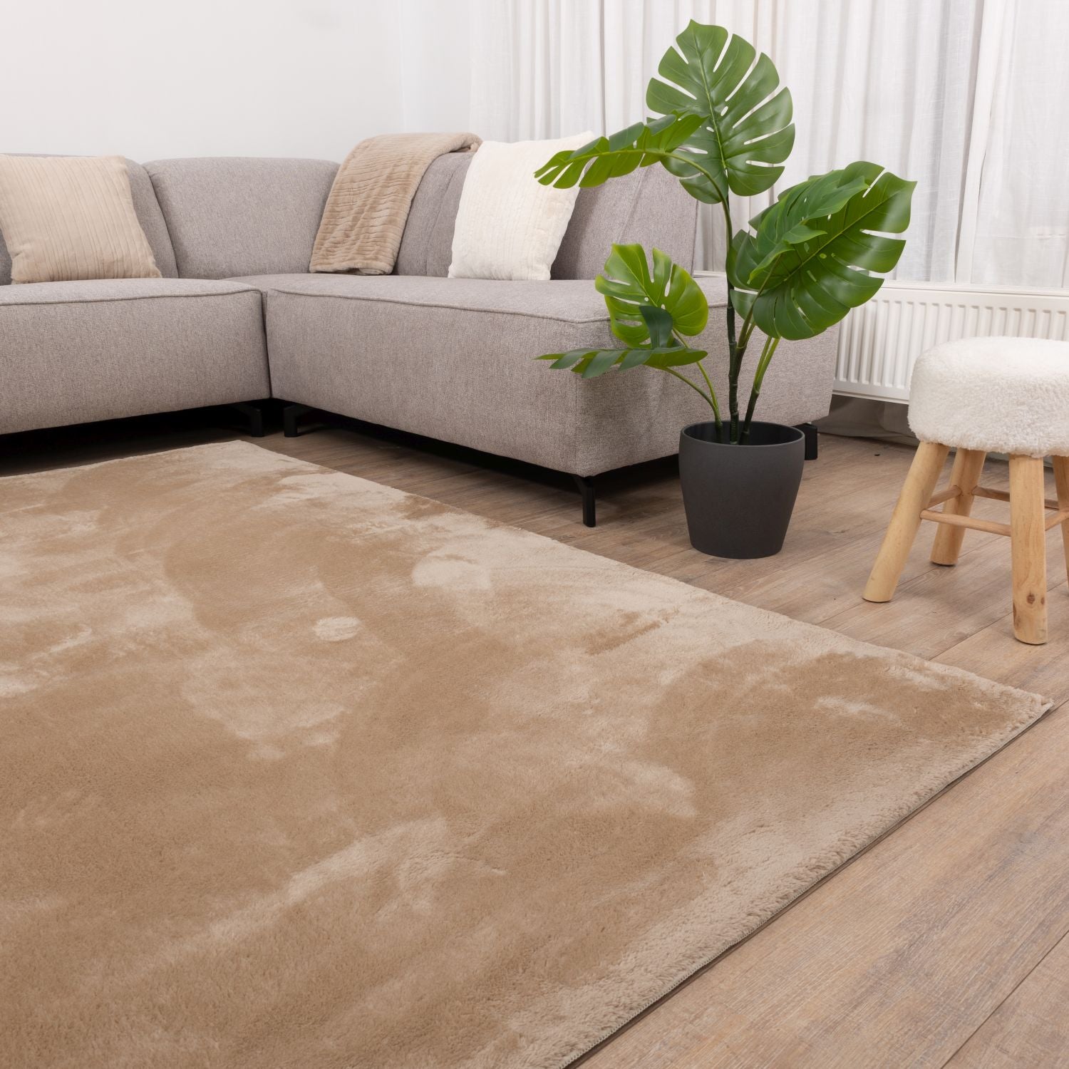 Beige Tapijt Wasbaar Laagpolig Vloerkleed met Anti Slip Omid Soft Comfort Wasbaar op 30°