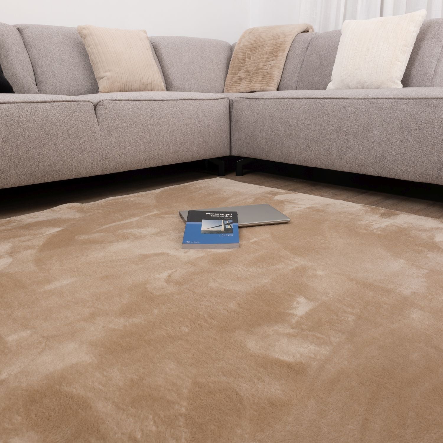 Beige Tapijt Wasbaar Laagpolig Vloerkleed met Anti Slip Omid Soft Comfort Wasbaar op 30°