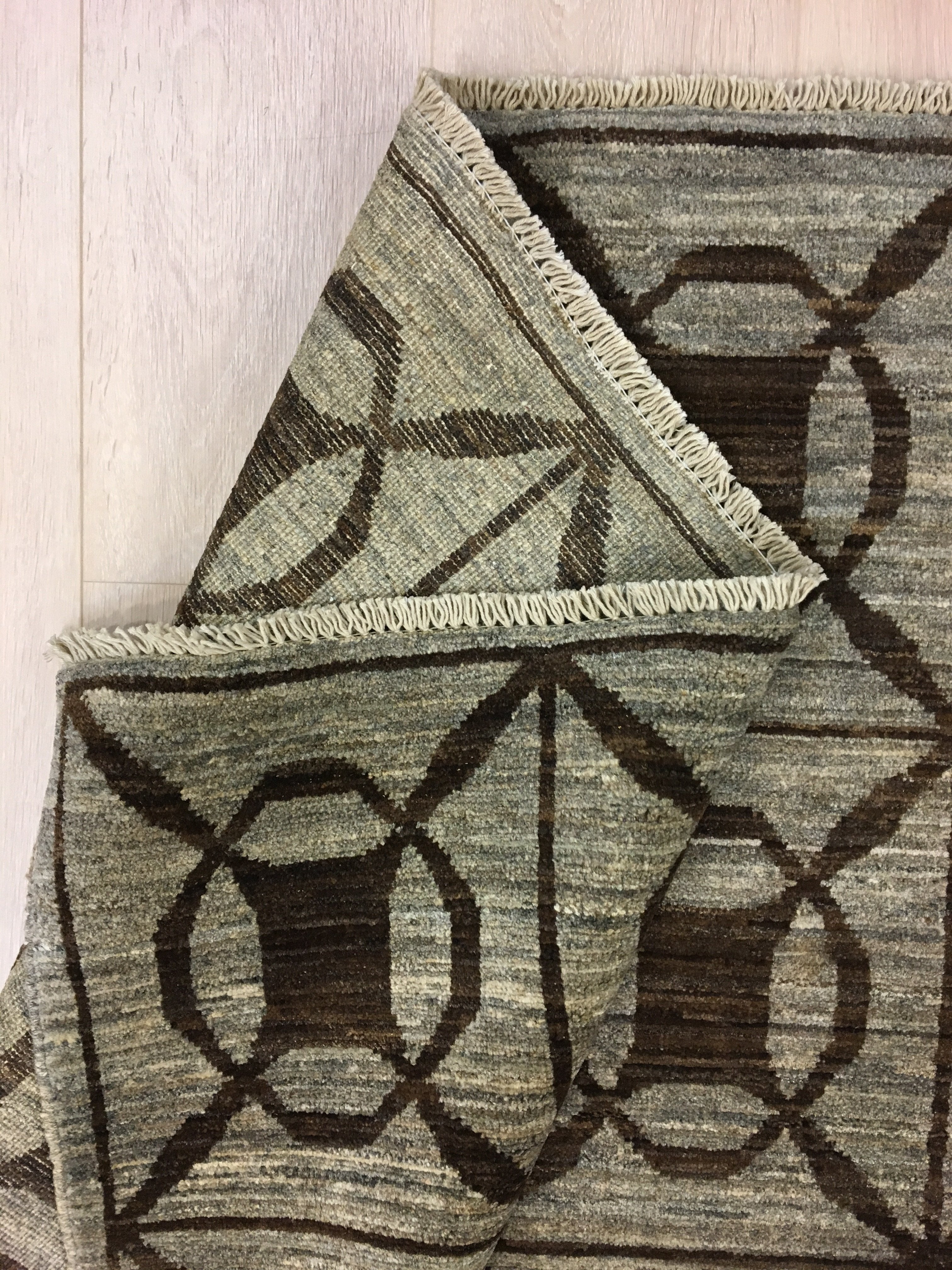 Honing Bruine Dambord Gabbah Tapijt 238x166 - Omid Carpets