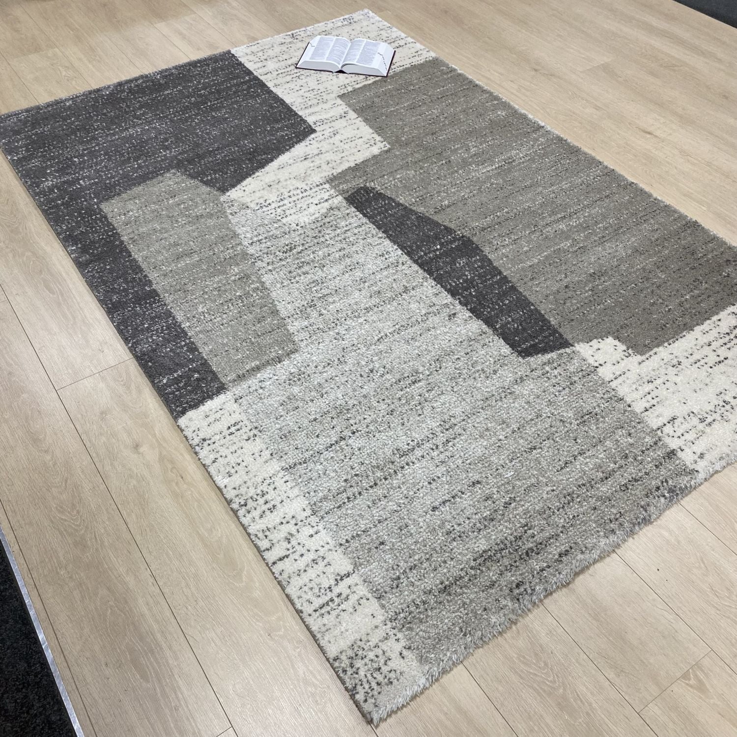 Beige/Grijs Tapijt Dik Laagpolig Vloerkleed Omid Belgian Silky Soft