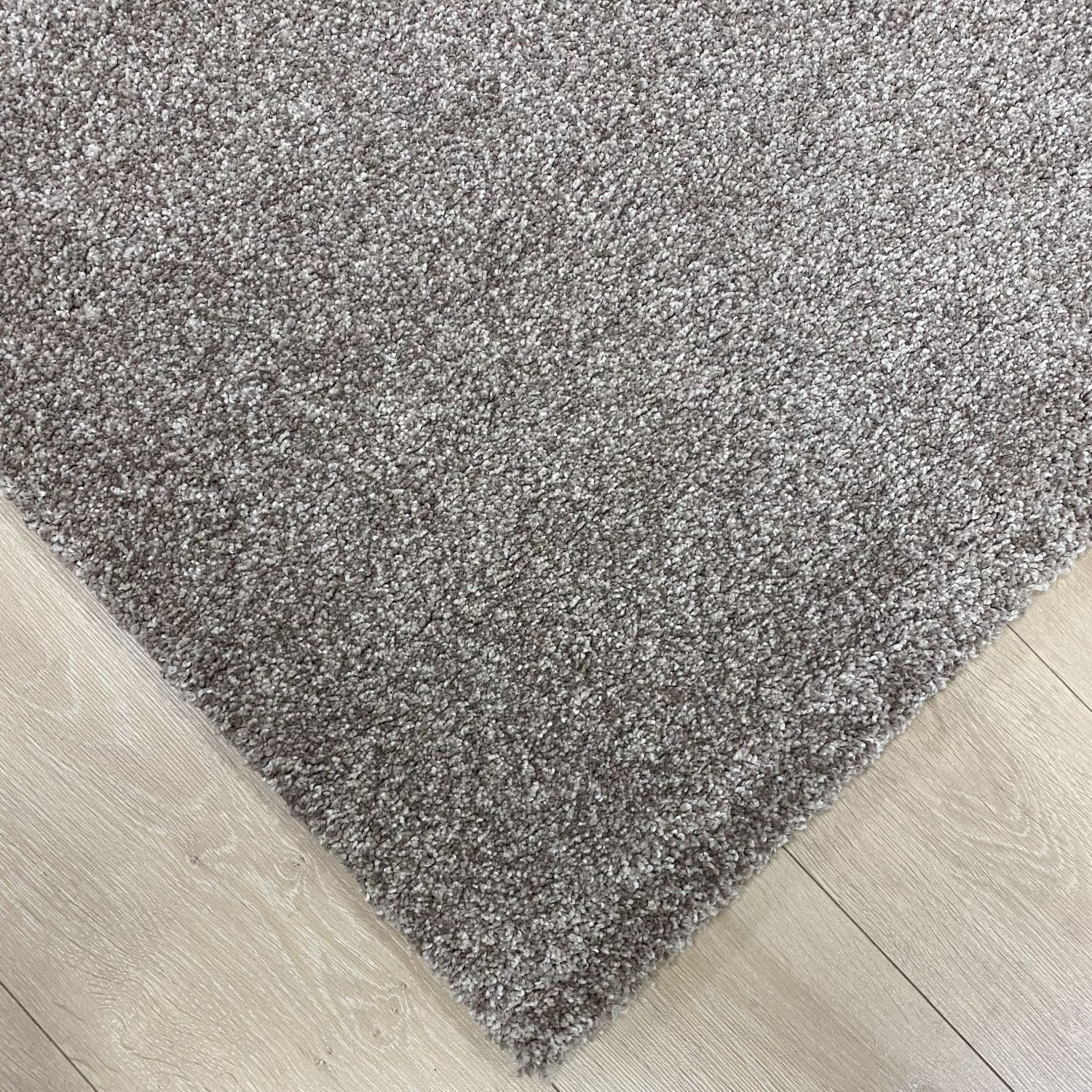 Taupe/Beige Tapijt Dik Laagpolig Vloerkleed Omid Belgian Luxury