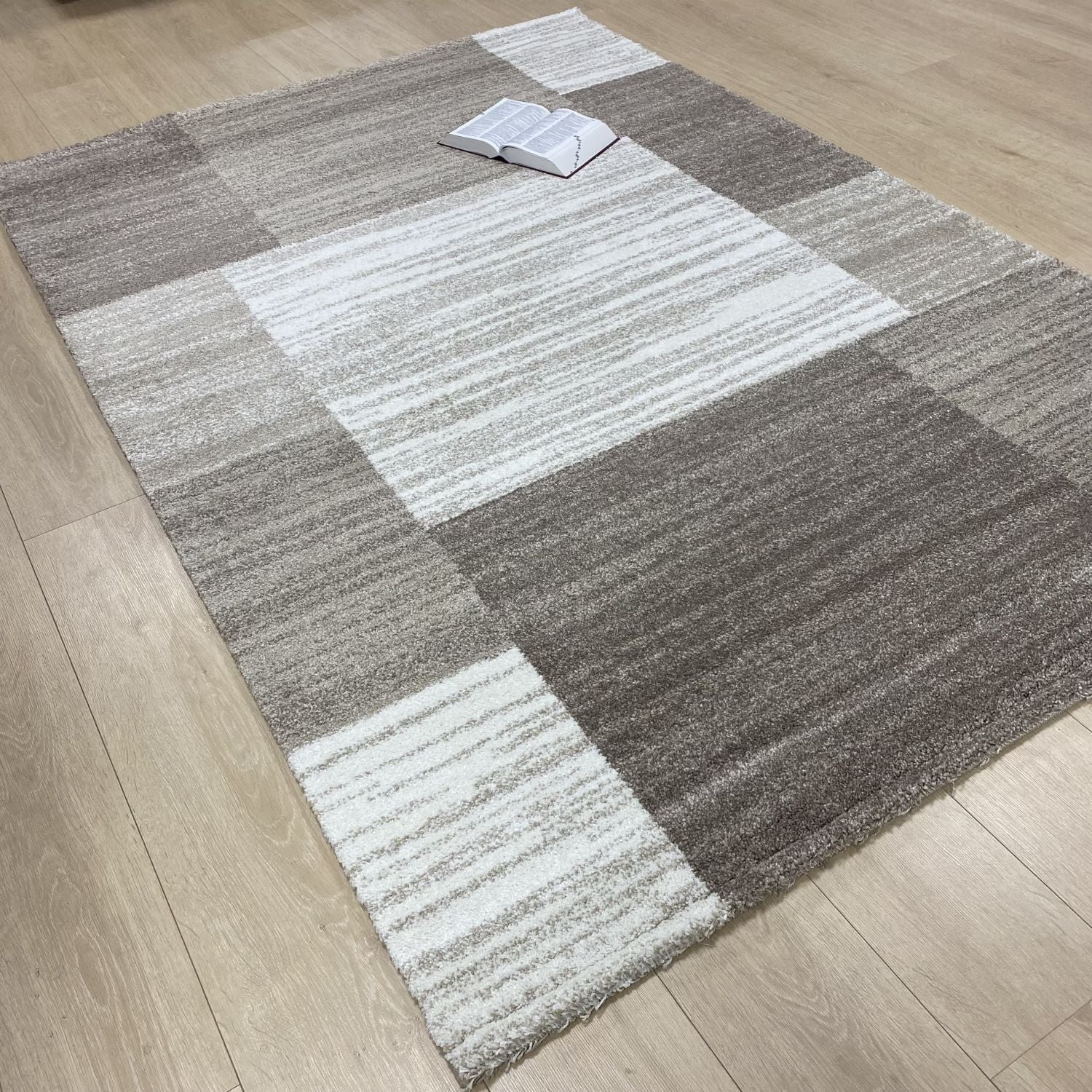 Beige/Taupe Tapijt Dik Laagpolig Vloerkleed Omid Belgian Luxury