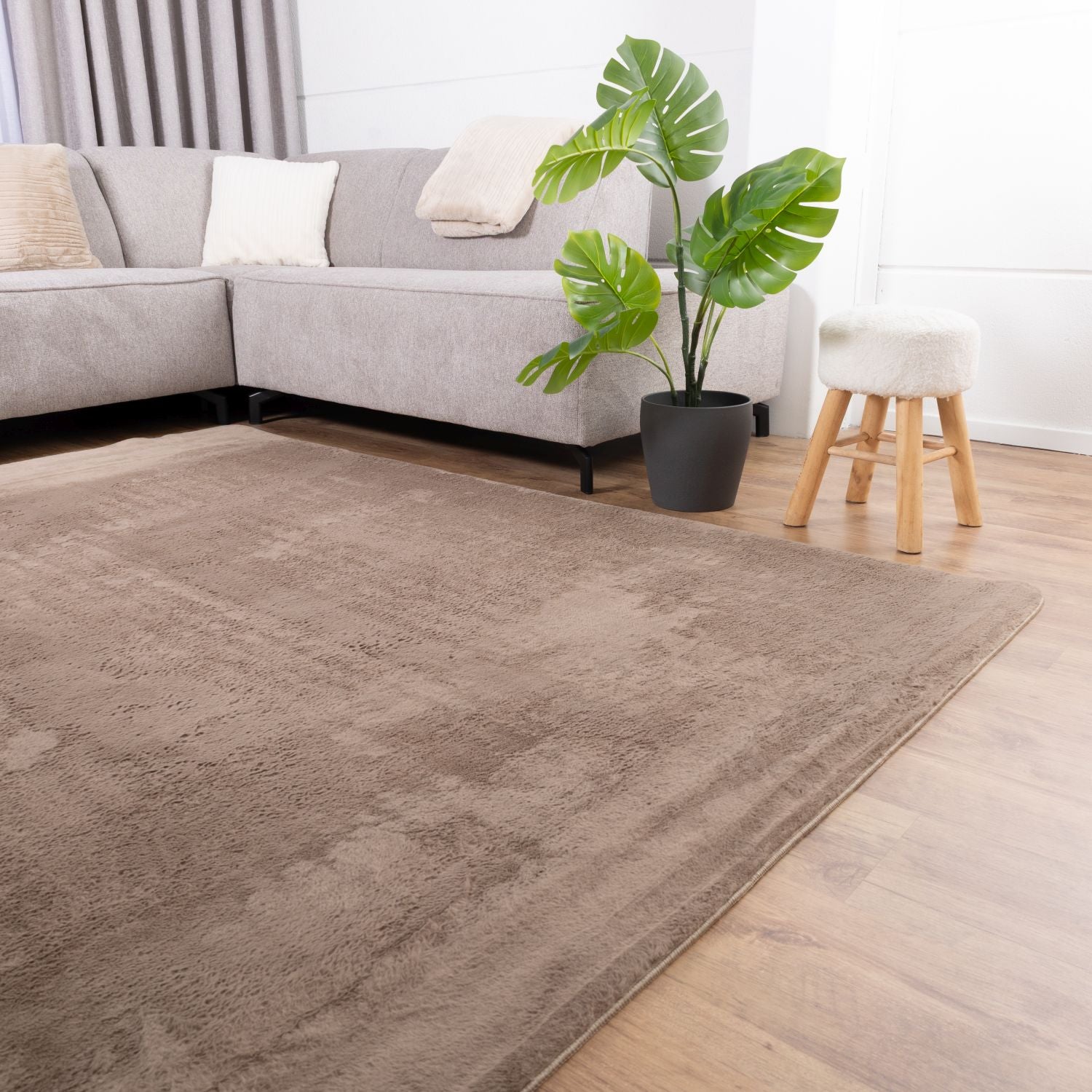 Taupe Tapijt Laagpolig Vloerkleed Omid Thin Fluffy