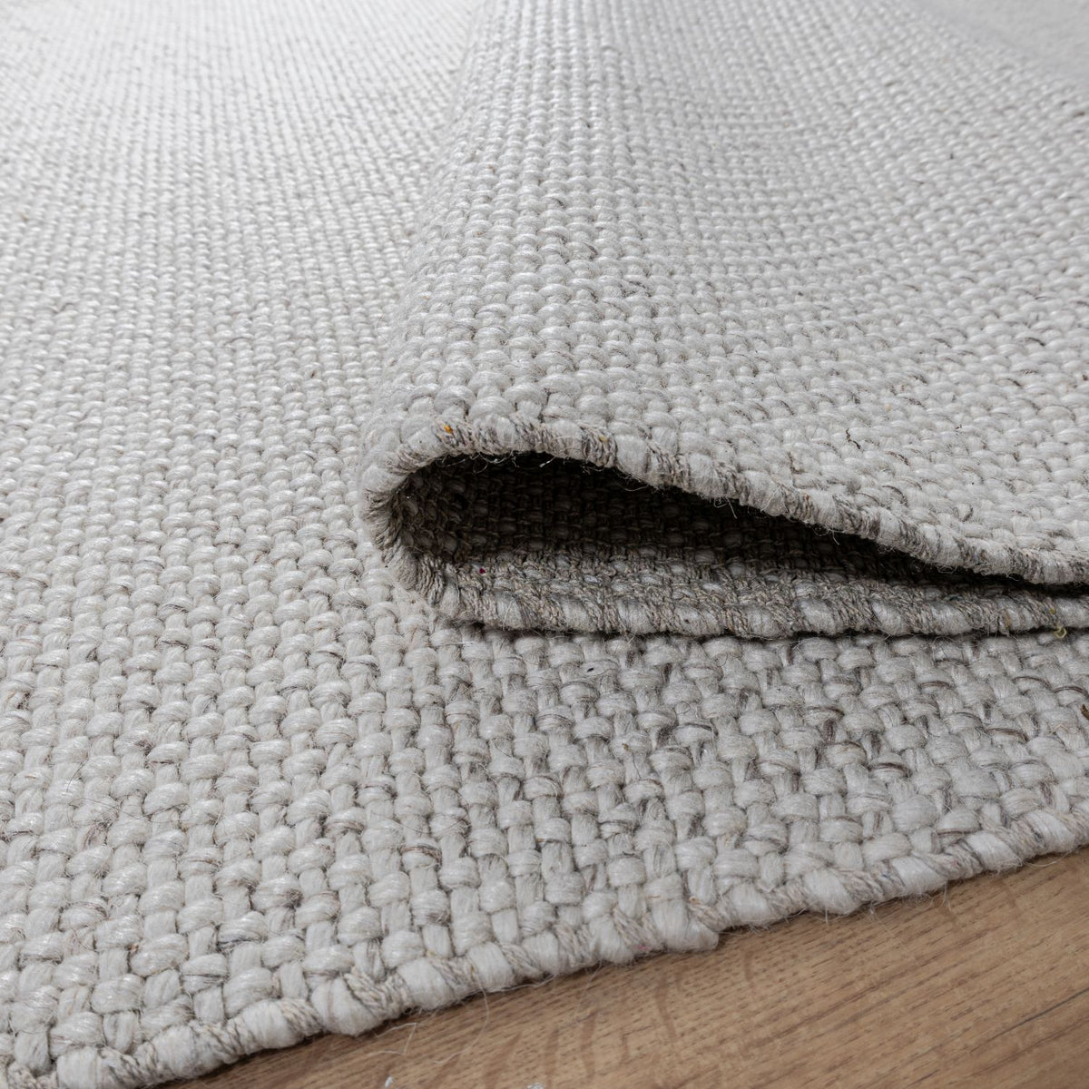 Handgewebter Wollteppich mit kurzem Flor Omid Wool