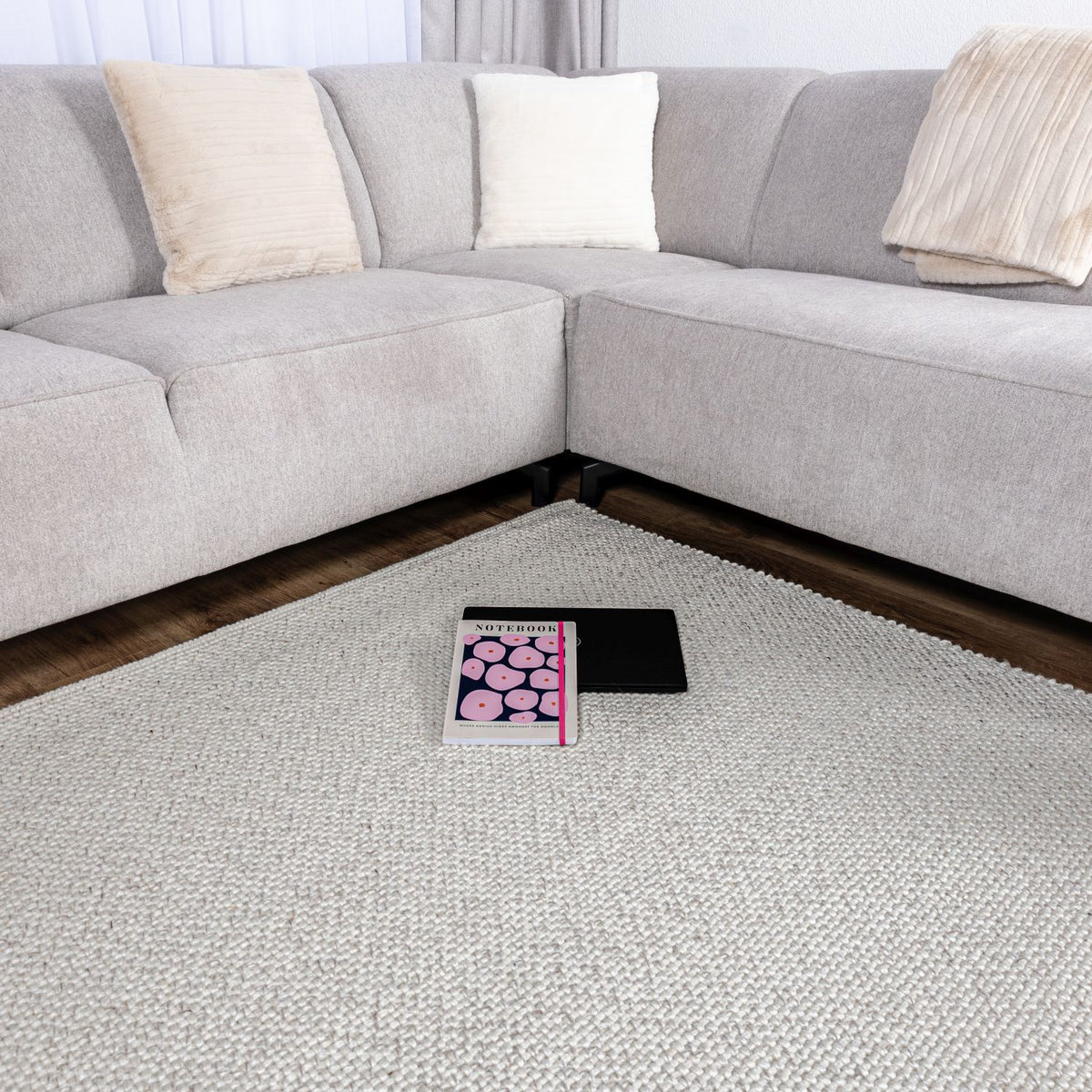 Handgewebter Wollteppich mit kurzem Flor Omid Wool