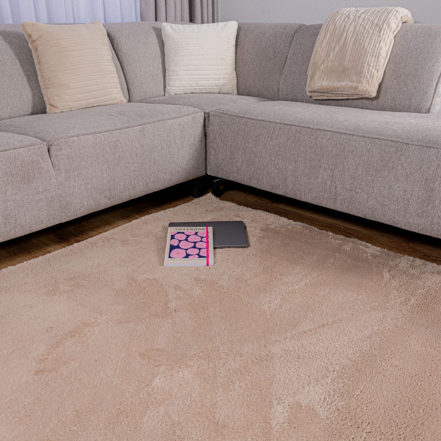 G.Beige Tapijt Wasbaar Laagpolig Vloerkleed met Anti Slip Omid Soft Comfort Wasbaar op 30° - Omid Carpets