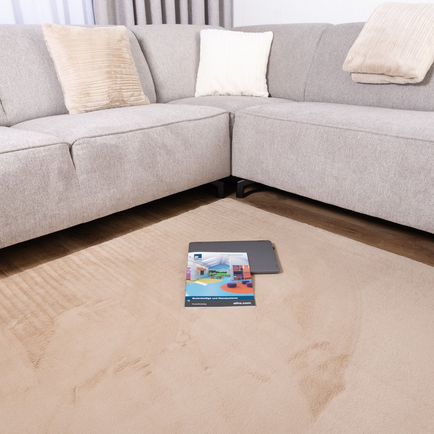 Beige Tapijt Laagpolig Vloerkleed Omid Thin Fluffy