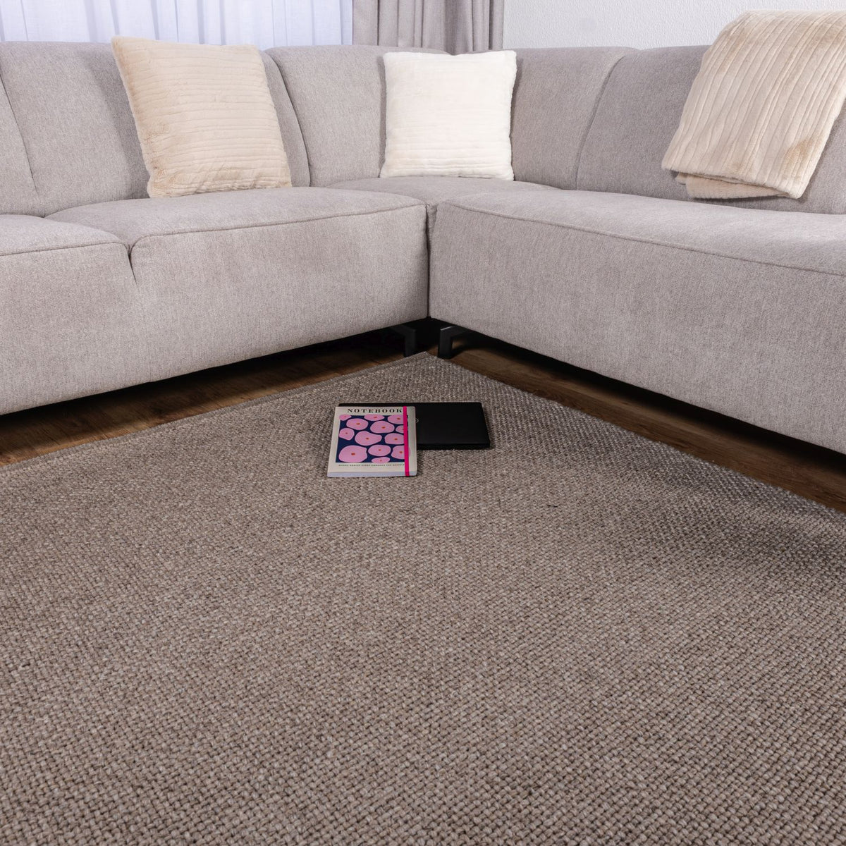 Handgewebter Wollteppich mit kurzem Flor Omid Wool