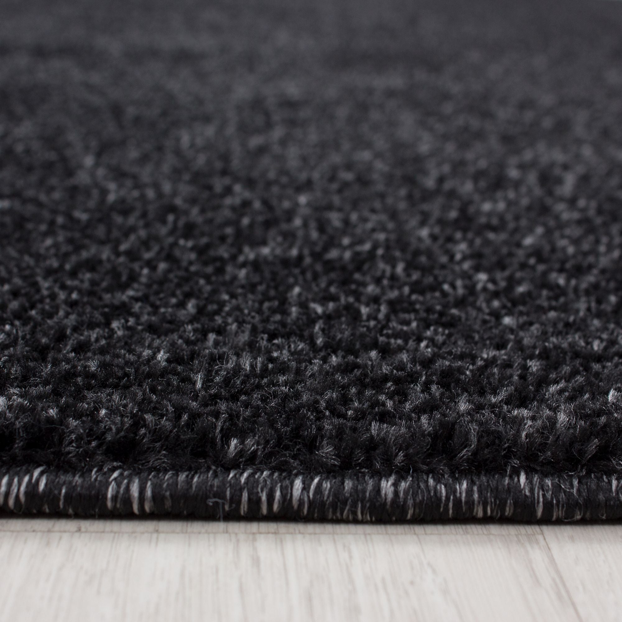 Zwart Laagpolig Vloerkleed Omid Velvet Touch Collection.