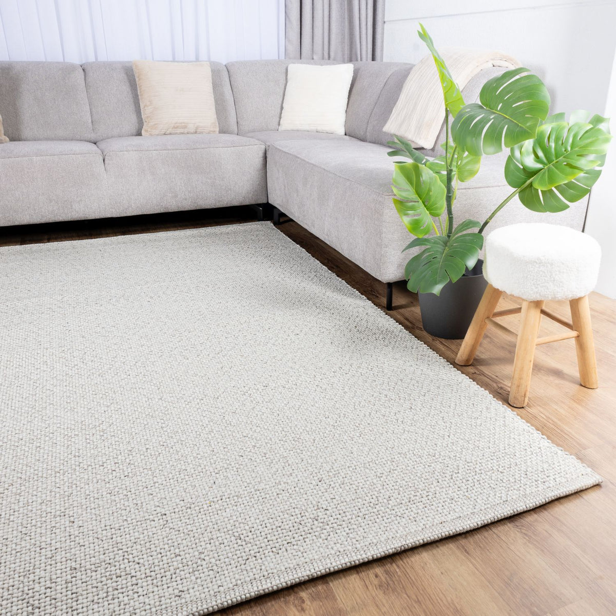 Handgewebter Wollteppich mit kurzem Flor Omid Wool