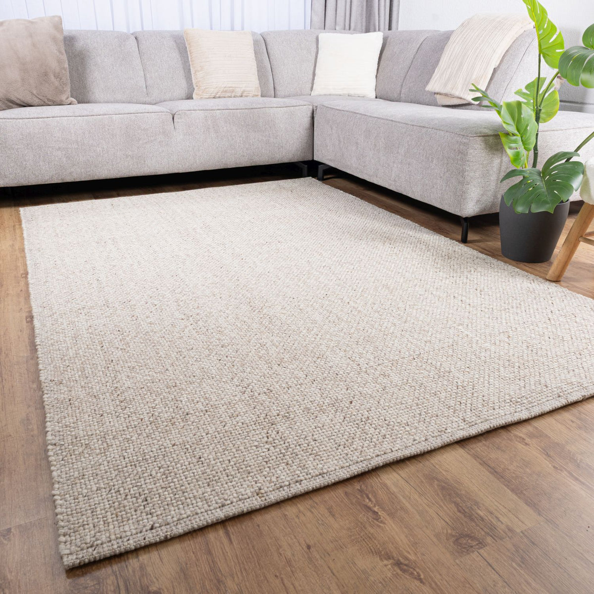 Handgewebter beiger Wollteppich, Kurzflor-Teppich Omid Wool