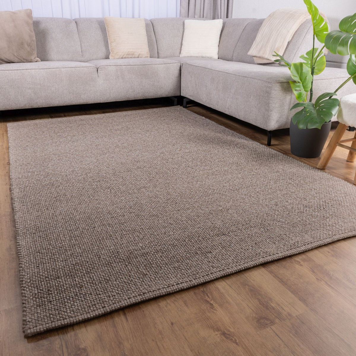 Handgewebter Wollteppich mit kurzem Flor Omid Wool