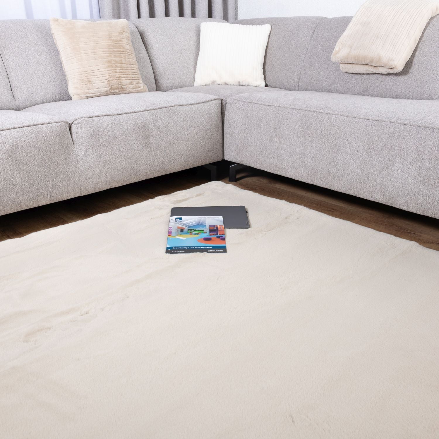 Beige Tapijt Zacht Hoogpolig Vloerkleed Omid Extra Fluffy