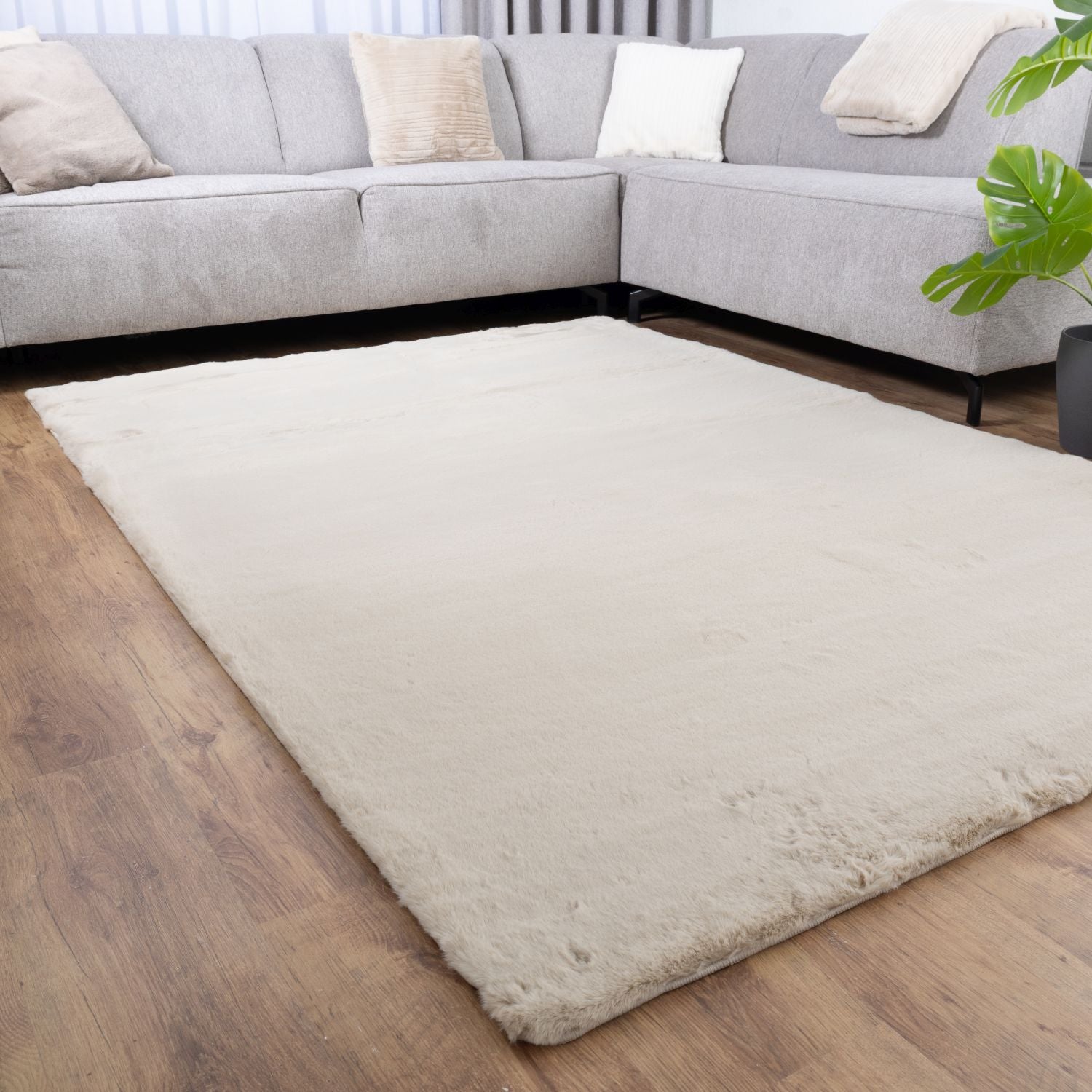 Beige Tapijt Zacht Hoogpolig Vloerkleed Omid Extra Fluffy