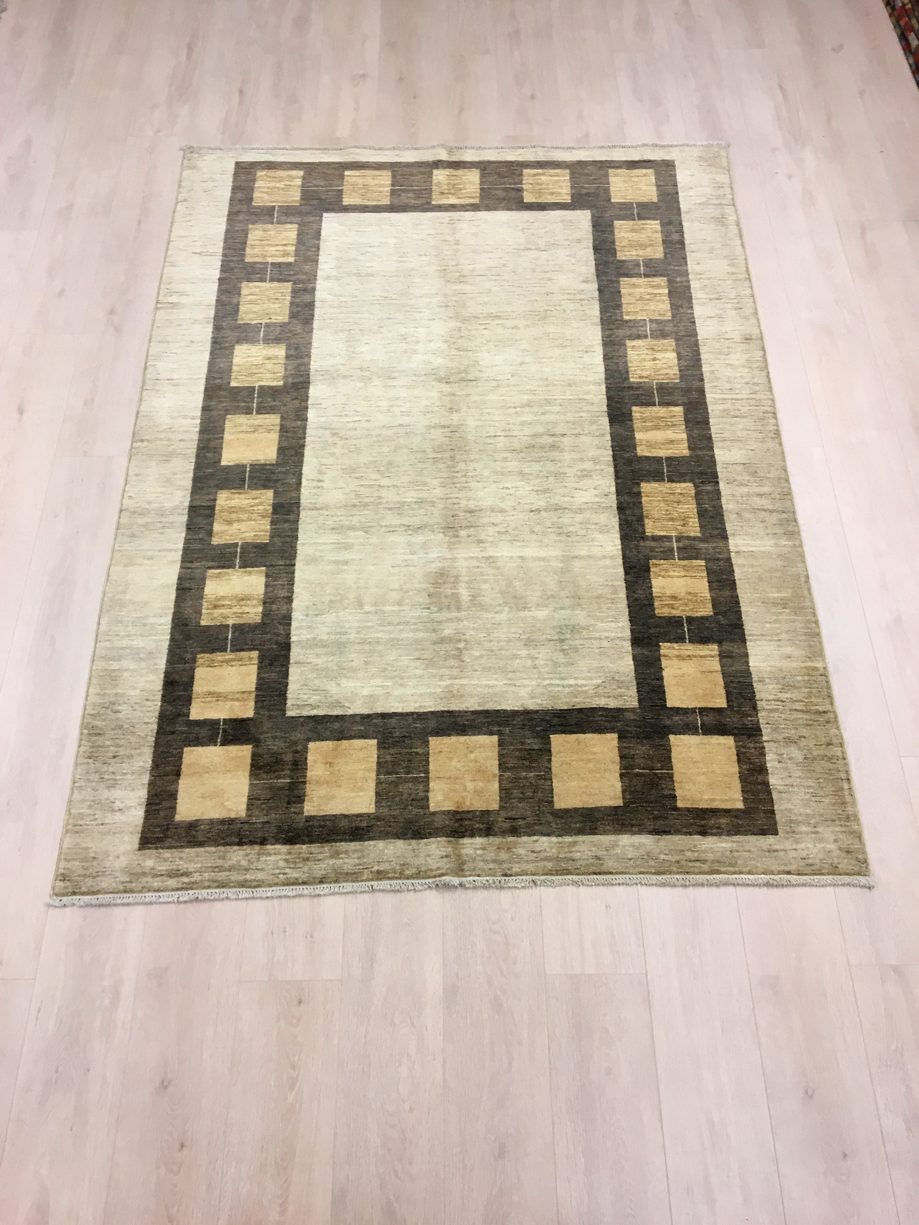 Goud Bruine Gabbah Tapijt 231x170 - Omid Carpets
