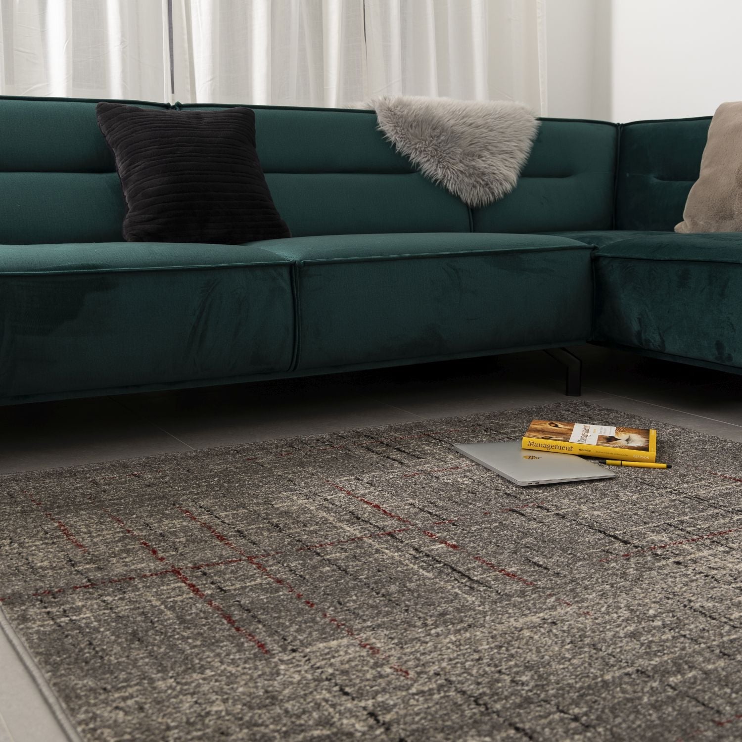 Donkergrijs met Rood Tapijt Laagpolig Vloerkleed Omid Belgian Design