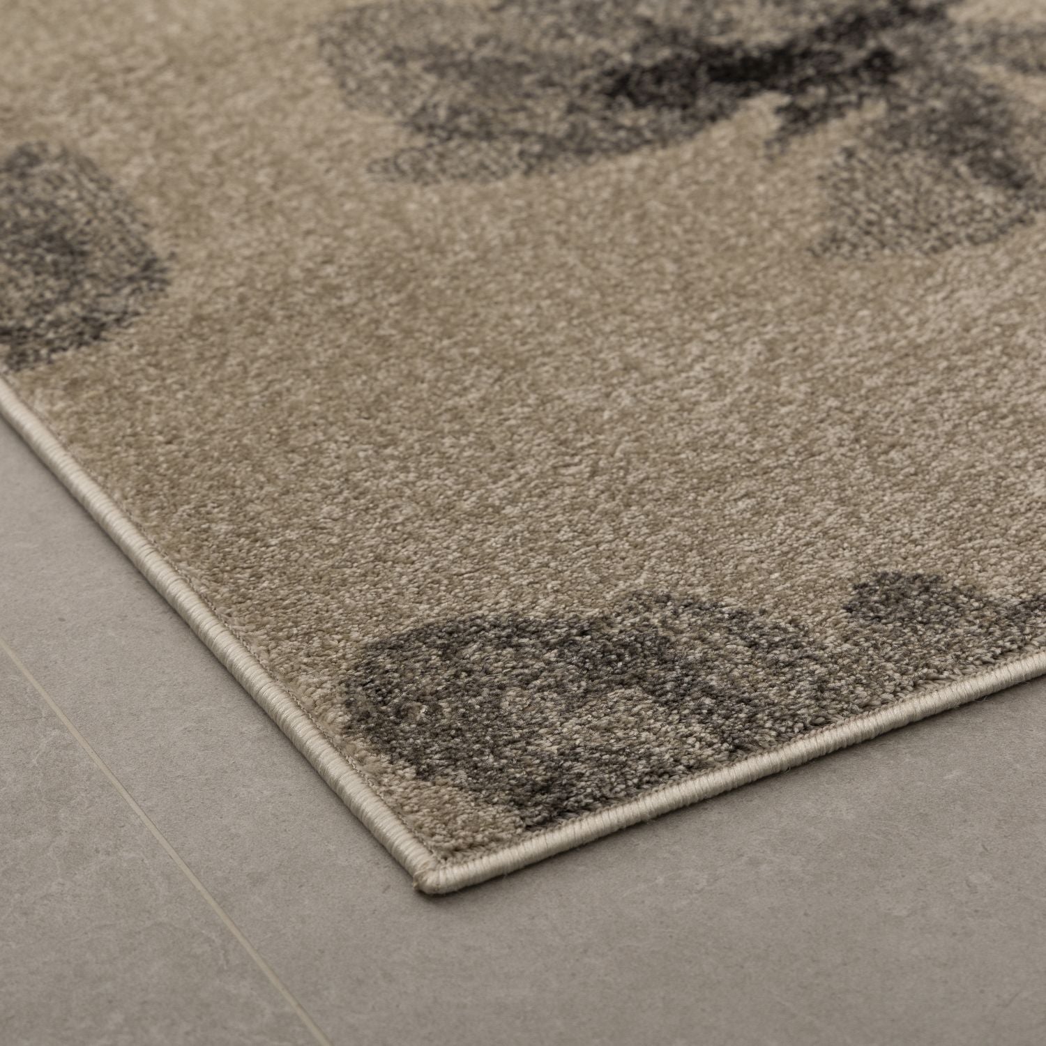 Beige met Grijs Tapijt Laagpolig Vloerkleed Omid Belgian Design Bloemenpatroon