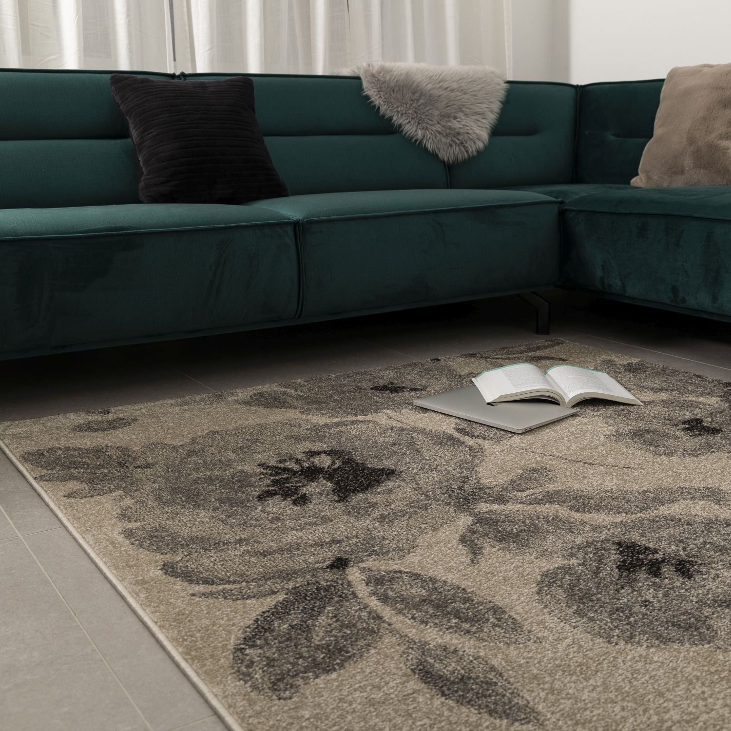 Beige met Grijs Tapijt Laagpolig Vloerkleed Omid Belgian Design Bloemenpatroon