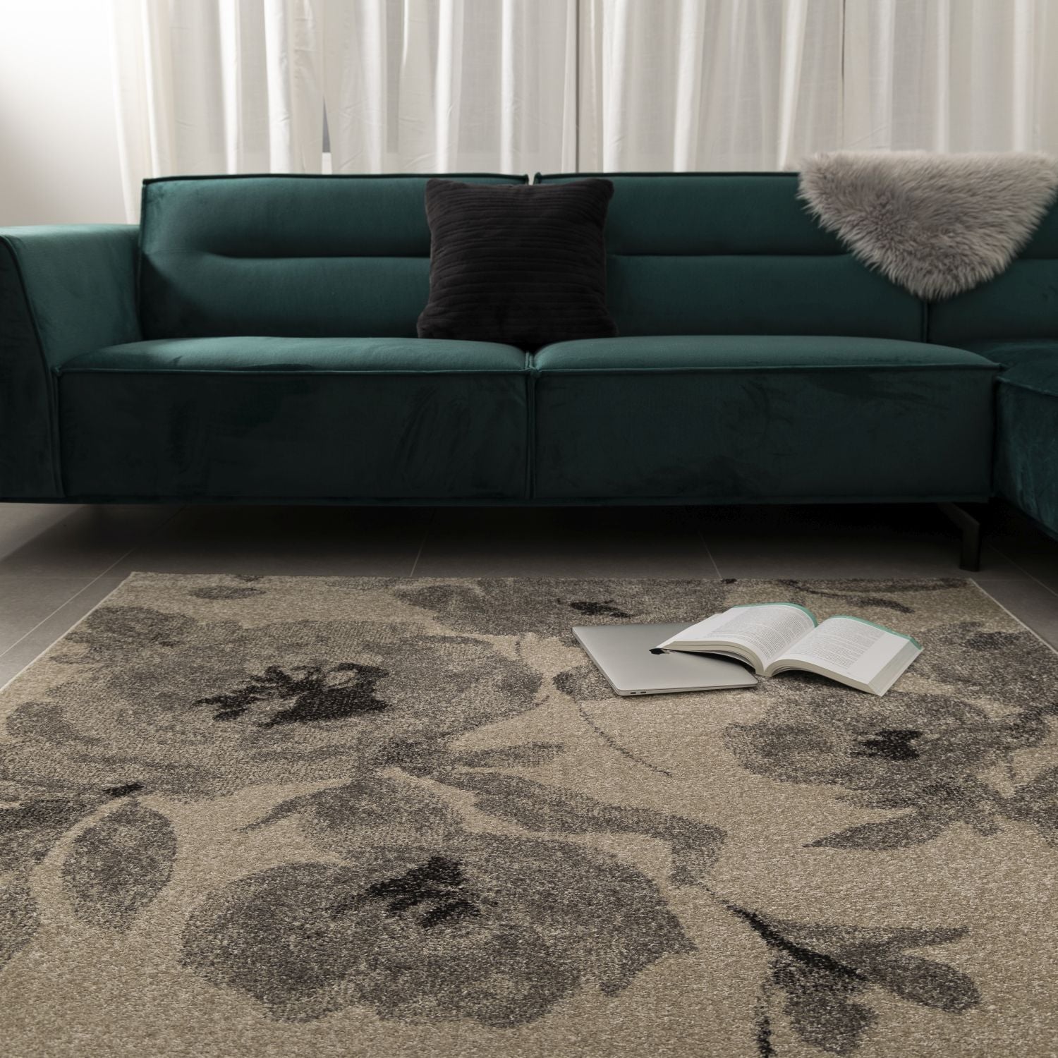 Beige met Grijs Tapijt Laagpolig Vloerkleed Omid Belgian Design Bloemenpatroon